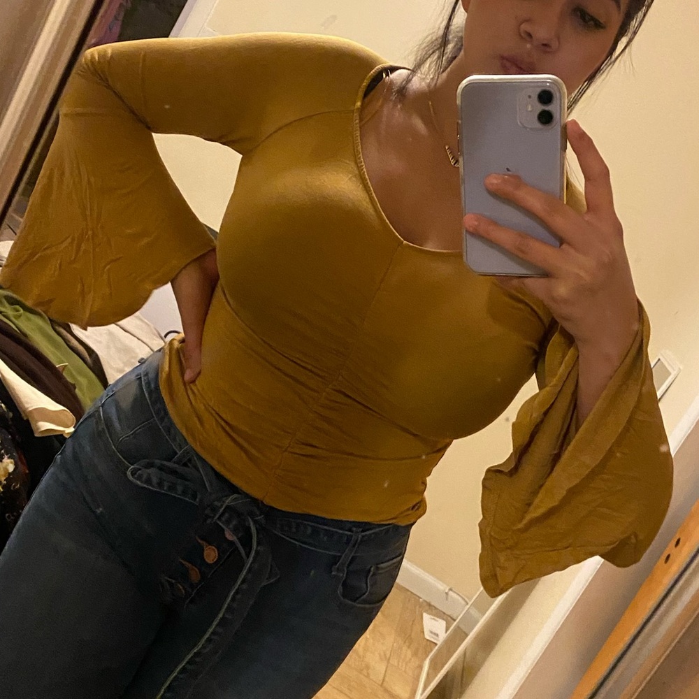 Yellow top 💛🧡